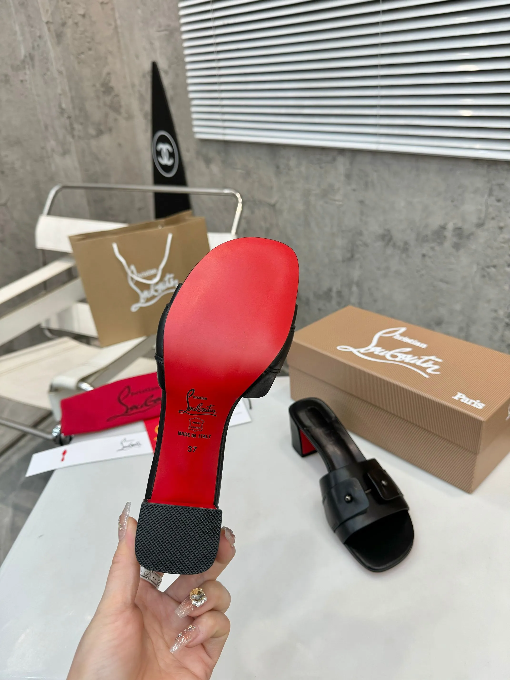 👟👟Ex-factory price 420👟👟 Genuine leather base +40 Top version Purchasing level ⚡③ colors to choose from. Christian Louboutin (CL) logo design is launched this year. The latest catwalk style of red-soled shoes 💥abbreviated as CL. This year's T-stage catwalk style of red-soled shoes👠 has a fresh and refreshing feel, and is perfect on the feet. 💃elegant and crystal clear. All accessories, materials and patterns are all customized at the original 1:1, zero distance from the original version. 1⃣ Upper: cowhide + unique logo 2⃣ Inner: sheepskin 3⃣Outsole: Original one-to-one molded genuine leather rubber non-slip two-color label outsole 4⃣🔺Original packaging 5⃣Number of yards: 35-42 (refundable or exchangeable if ordering 42)